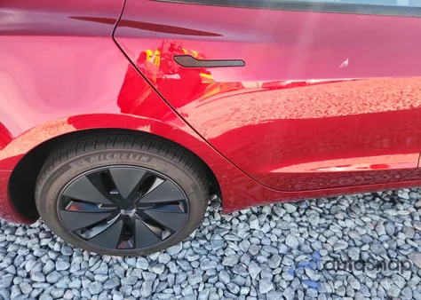 2025 Tesla Model 3 z USA, uszkodzony, nr VIN 5YJ3E1EA9SF011542